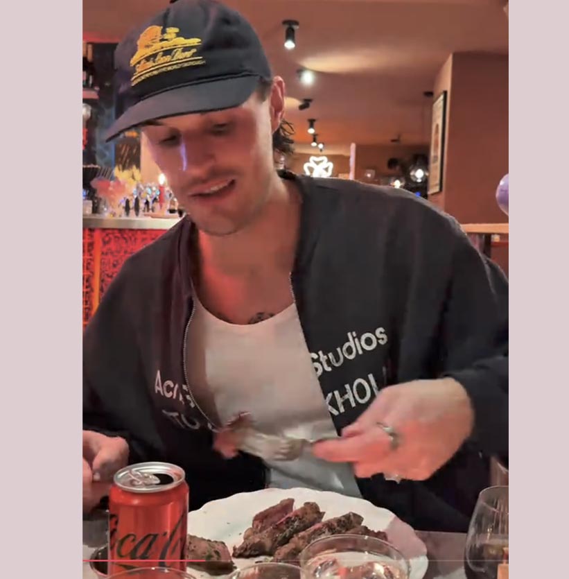 Man som skär upp en biff vid bordet på La Fleur