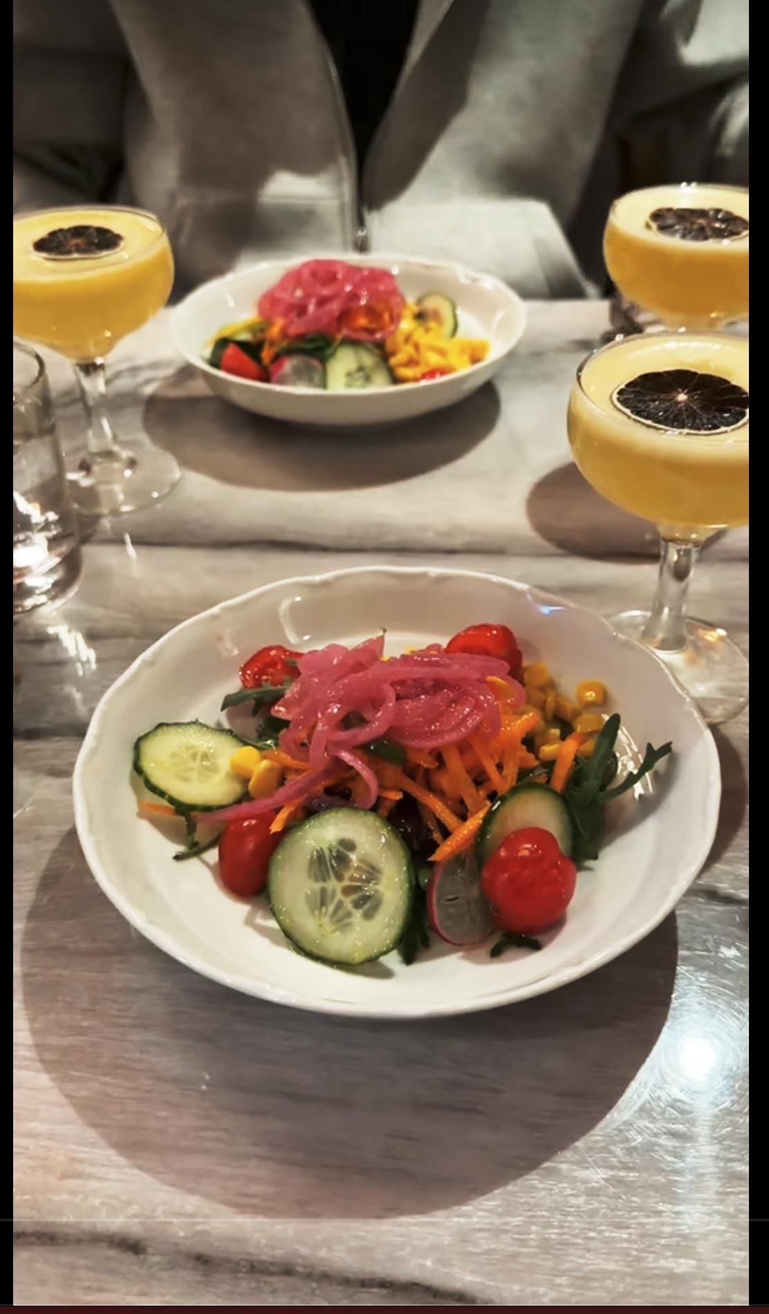 Färgglad sallad med cocktails