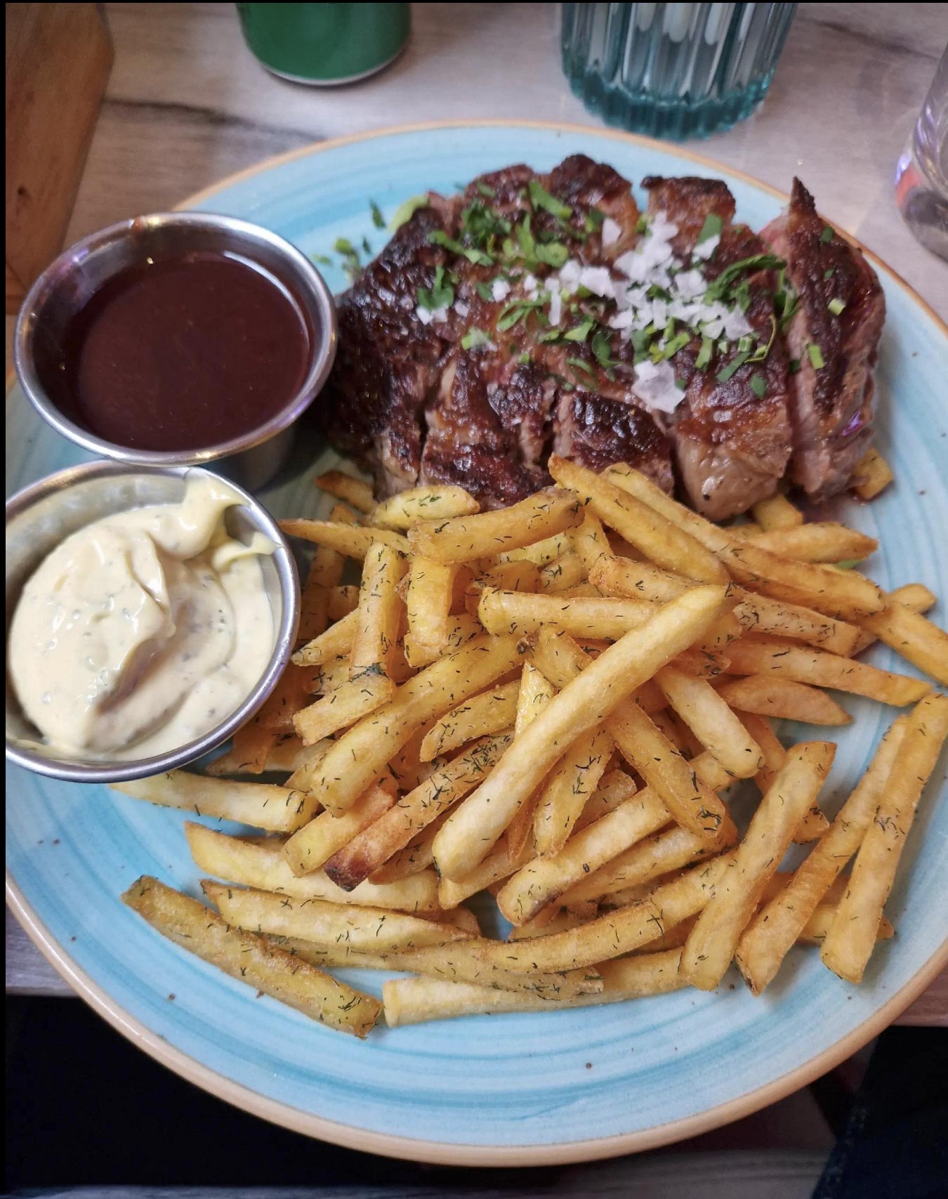 Steak frites med cocktails