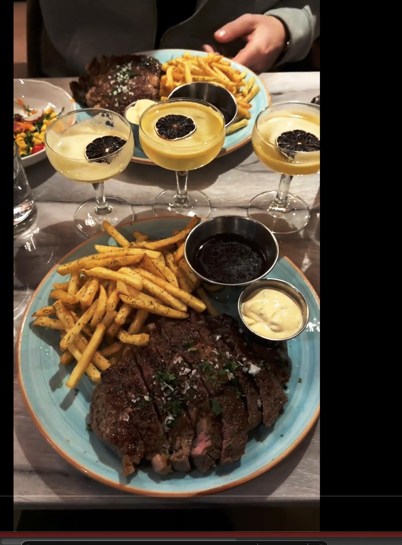 Entrecôte med pommes frites och såser